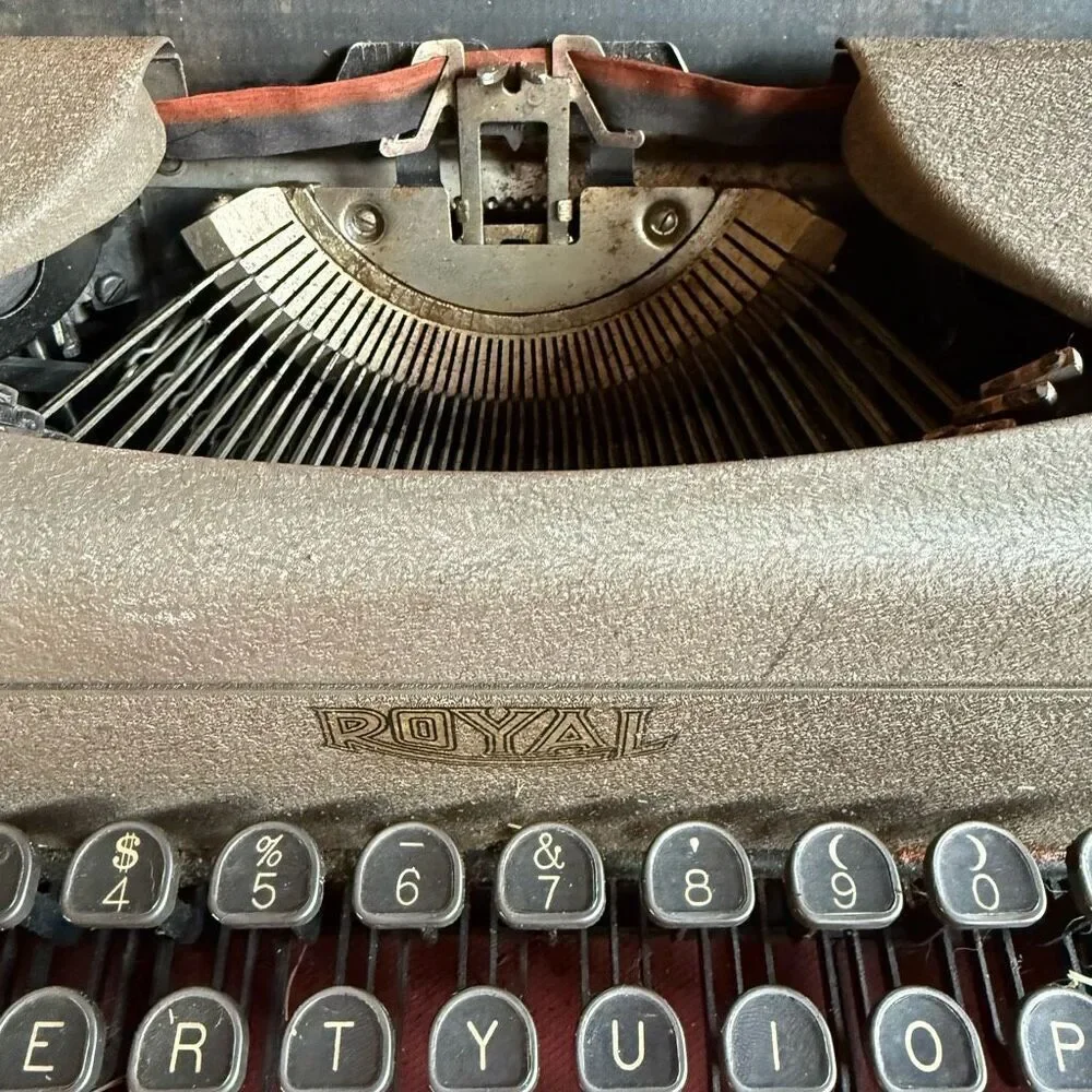 Royal Companion 1950s Portable Typewriter with Case – Classic Mid-Century Manual